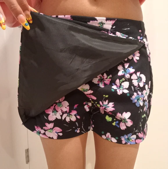 Floral Black Women's Shorts - Picture 4 of 9
